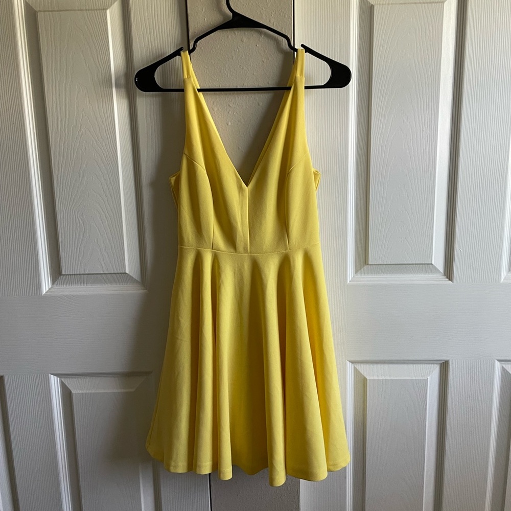 Lulu's Yellow Sleeveless Plunge Sundress